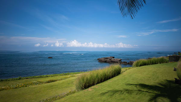 Tirtha Bayu Villa II - Ocean view from lawn